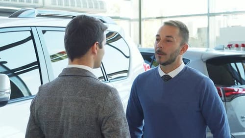 продавец и покупатель пожимают руки