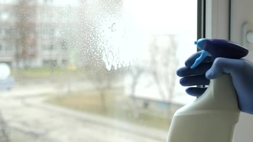 K36. Apply detergent to the glass to clean the window. House cleaning.