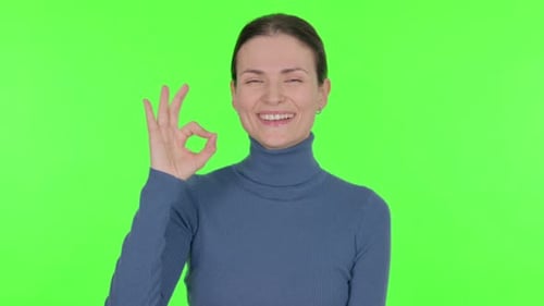 Schöne Frau mit Ok-Schild auf gelbem Hintergrund