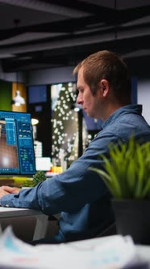 Vertikaler Videoexperte, der neuronale KI-Netzwerke im 3D-Modellierungsprogramm verwendet