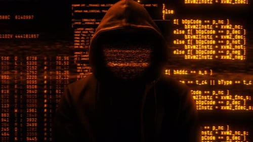 Hacker con capucha y cara estropeada Código digital abstracto de computadora en segundo plano, Dark Web o