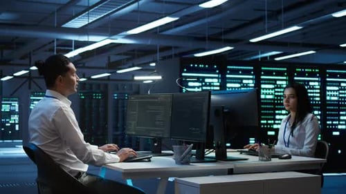 El equipo de programación rastrea el tráfico de red en la sala de servidores durante la supervisión de la red