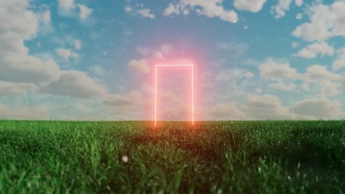 Portal rectangular brillante que flota sobre una pradera verde bajo un cielo nublado