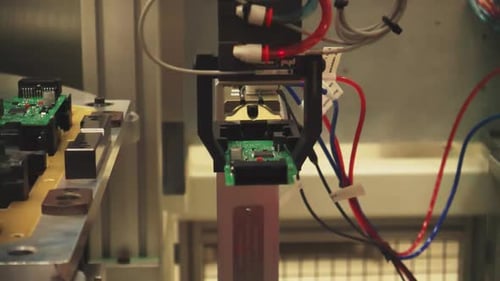 dans une usine technologique, fonctionne sur un circuit imprimé, fermez le panneau