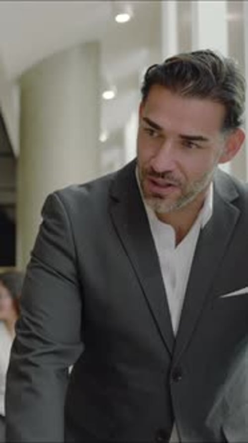 Los esfuerzos de colaboración desempeñan un papel crucial en la mejora de la productividad en un entorno de oficina moderno