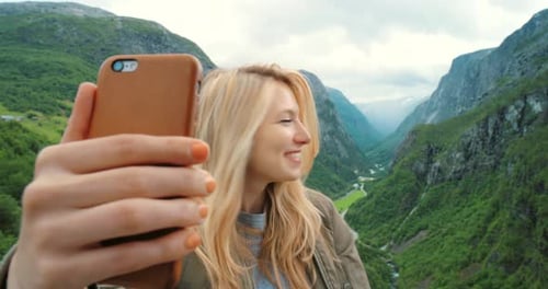 Vídeo llamada, viaje y mujer con teléfono en la naturaleza haciendo senderismo en la montaña para un viaje de fin de semana