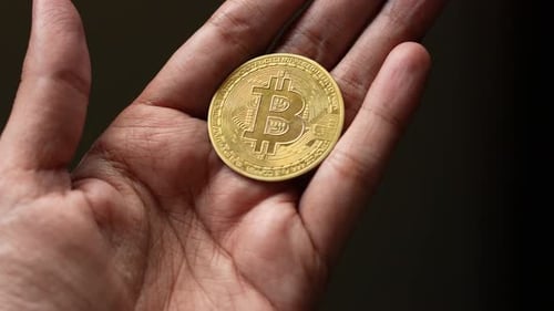 Bitcoin en main, gros plan, concept de crypto-monnaie