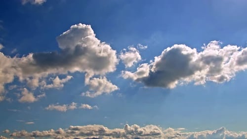 Nuages de pluie en coton doux dans le ciel bleu