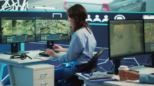 El operador de la sala de monitoreo busca rutas en las imágenes de vigilancia