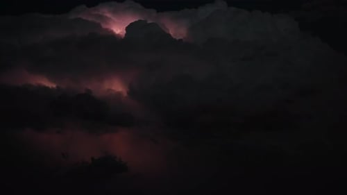 Gewitterwolke beleuchtet helle Blitze füllen den Nachthimmel