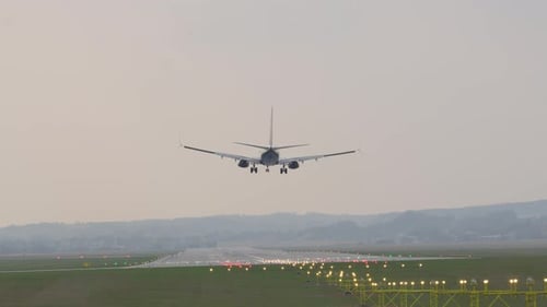 Reibungslose Landung eines Passagierflugzeugs auf einem geschäftigen Flughafen