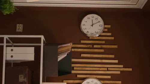 Vidéo intérieure verticale du luxueux lobby de l'hôtel