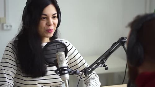 Un programme de podcast enregistre une femme aux cheveux longs parle à l'invité Spbd