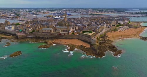 Vue aérienne de Saint-Malo, Bretagne, France, Bâtiments historiques de Saint-Malo bordant le littoral, Drone