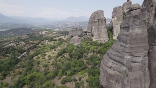 Vista aérea hacia adelante sobre magníficos picos rocosos. Monasterio de Meteora.
Grecia