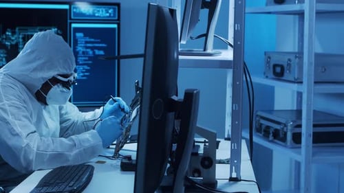 Der afroamerikanische Mikroelektroniker arbeitet in einem modernen wissenschaftlichen Labor für Informatik