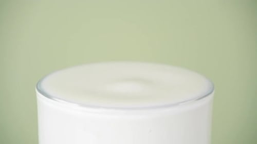 Cámara lenta de verter y salpicar leche fresca