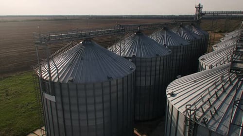 Metalltanks für den Aufzug des Getreidetrocknungskomplexes im Freien