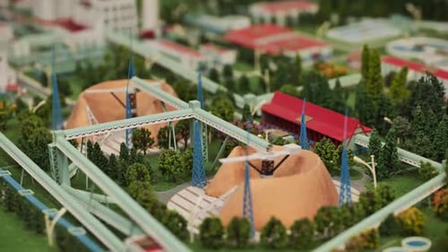 Modèle d'usine industrielle miniature présentant des convoyeurs transportant des matériaux