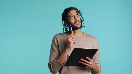 Un homme créatif réfléchit à des idées en écrivant sur papier à l'aide de Pen Studio Background