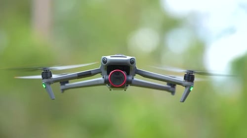 Drone avec hélices floues à rotation rapide et caméra vidéo volant dans les airs