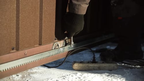 Trabalhador da construção civil aperta um parafuso com uma chave de metal. Imagem aproximada de um trabalhador apertando porcas
e caixa