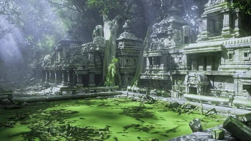 Ruines d'anciens temples entourées d'une végétation luxuriante et d'eau verte