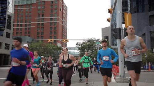 Marathonläufer fordern sich beim Stadtsportrennen auf der städtischen Straße heraus