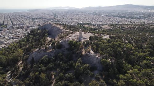 Vue aérienne du monument de Philopappos au sommet de la colline de Muse, ancien mausolée grec d'Athènes