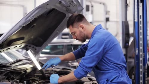 Autoservice-, Reparatur-, Wartungs- und Personalkonzept - Mechaniker mit Schraubenschlüssel