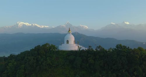 Drone revelando foto do monumento budista World Peace Stupa até Phewa, Lago Pokhara, Nepal