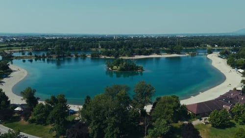 Luftbild — lebendiger Jarun-See mit sandigen Ufern und Insel im Zagreber Sommerlicht