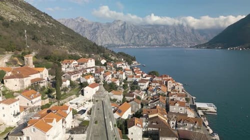 Un Drone descend pour découvrir l'église Saint-Nicolas de Perast, au Monténégro