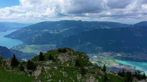 Bela vista do Lago Brienz a partir da trilha Schynige Platte em Bernese Oberland, Cantão de Berna, Suíça