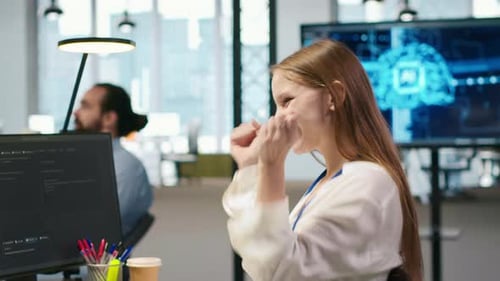 Junge Programmiererin schreibt am Computer Code und entwickelt maschinelles Lernen