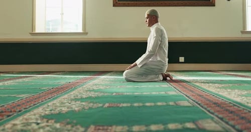 Muslimischer Mann, Gottesdienst oder Bogen auf dem Teppich in der Moschee für Frieden, Dankbarkeit oder Unterstützung Allahs im Heiligen
