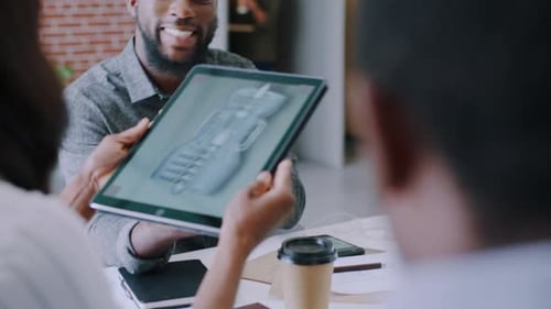 Personnes créatives, design et tablette pour le prototypage, le modèle ou la planification numérique dans le cadre du travail d'équipe au bureau