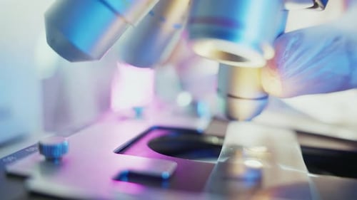 Wissenschaftler justiert Mikroskoplinse für die Forschung im Labor