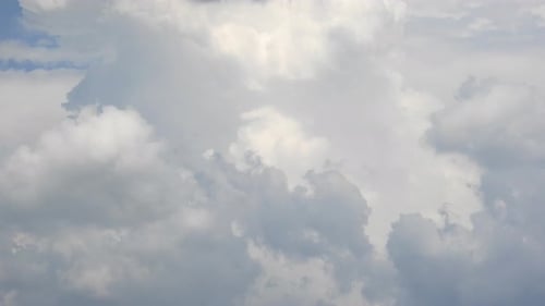 D'énormes cumulonimbus se forment et se déplacent haut dans le ciel en un laps de temps, très beaux et denses
