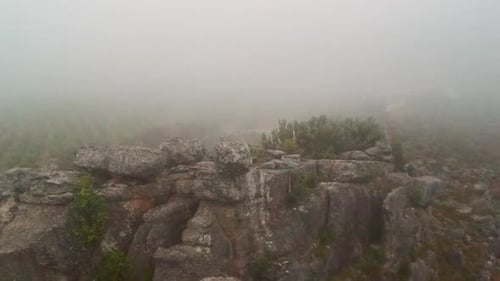 Felsiger Bergvorsprung mit Nebel