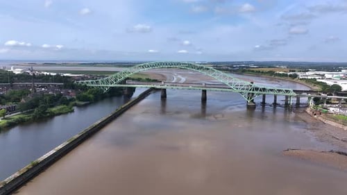 Pont en fer enjambant la Mersey