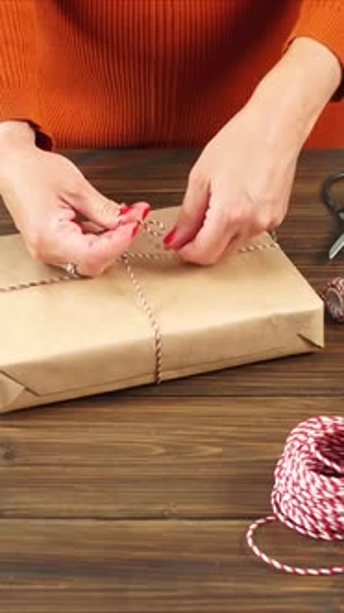 Scène d'emballage cadeau, emballage décoratif avec ficelle, artisanat, cadeau de vacances rustique fait main