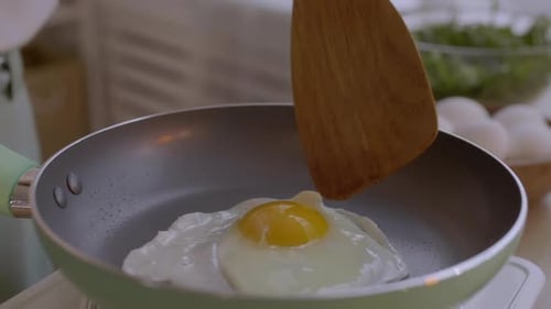 Cómo freír el huevo perfecto: consejos esenciales para la técnica de cocción del desayuno
