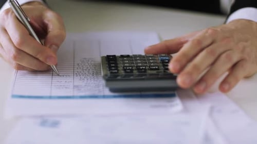 Schul- und Bildungskonzept des Gewerbesteueramtes — Mann mit Taschenrechnerfüllung