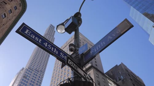 Straßenschilder an der East 45Th Street und der Fifth Avenue in New York New York
