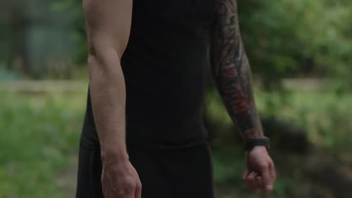 Muskulöses Fitnesstraining für Männer