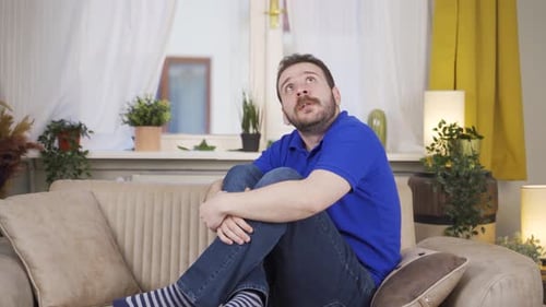Mann mit psychischen Problemen allein zu Hause.