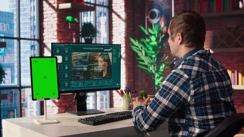 Homem analisa tutorial no tablet Chroma Key sobre assistente virtual de IA