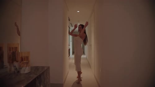 Uma mulher andando dentro de uma casa moderna