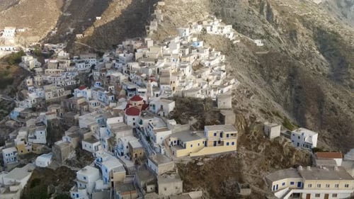 Vue aérienne par drone du village d'Olympos sur l'île de Karpathos